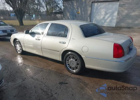 2006 Lincoln Town Car Designer Series z USA, uszkodzony, nr VIN 1LNHM83V56Y620801